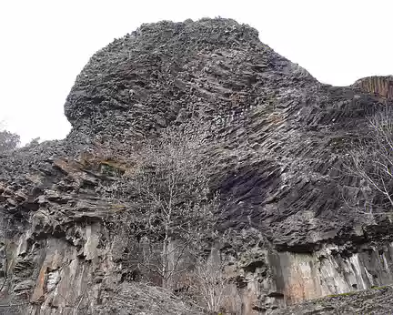 002 Les roches basaltiques témoignent de la nature volcanique du terrain.