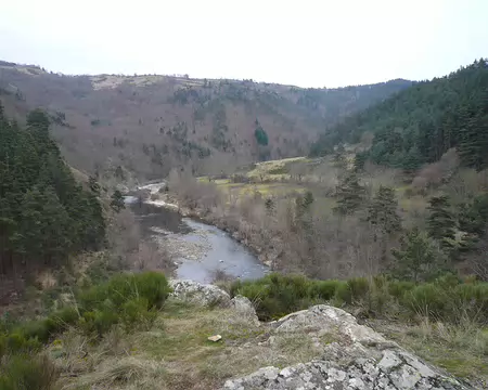 005 La Loire, à une trentaine de kilomètres de sa source, se fraie un chemin dans le paysage.