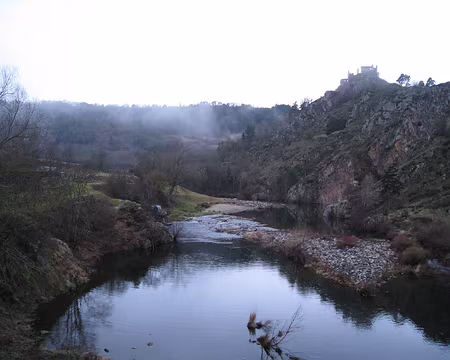 007 2ème jour. La forteresse d'Arlempdes, fantômatique, émerge des brumes matinales.