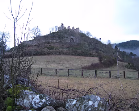 008 La forteresse d'Arlempdes, fantômatique, émerge des brumes matinales.