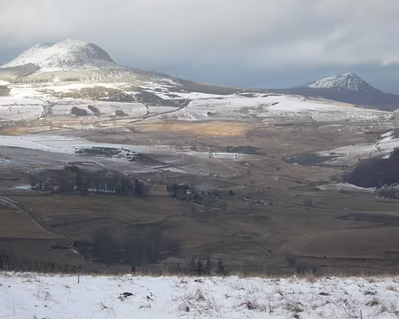 016 Les voici, apparaissant subitement au débouché d'une forêt ! A gauche, le suc de Montfol ; à droite, le Sépoux. Une impression d'un autre monde...