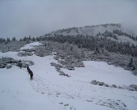 053 Devant le suc de Sara. Les nuages accrochés au sommet n'encouragent pas à l'ascension.