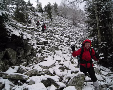 057 Descente dans les pierriers, dont l'enneigement n'est ici pas idéal pour cette pratique !