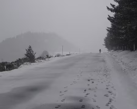 066 Nos traces sur la route, dans la tempête de neige.