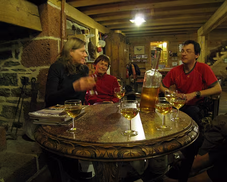 068 Réconfort à la ferme de Médille. Après quelques verres, les objets s'inclinent bizarrement...