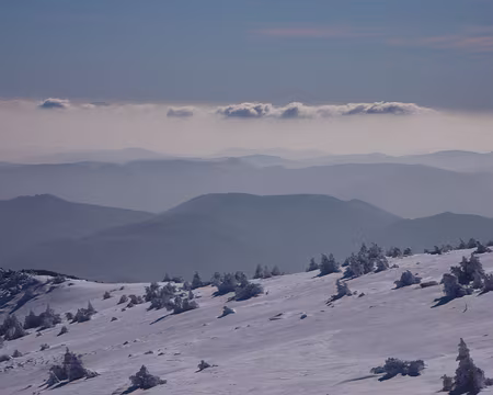 090 Vue vers l'est, au dessus des pentes du Mézenc.