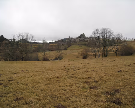 114 Queyrières et son neck de basalte.