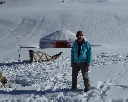 PXL010 Tiens, Jack son husky sa yourte et son traineau ; hélas que mes jambes et mes raquettes !!!