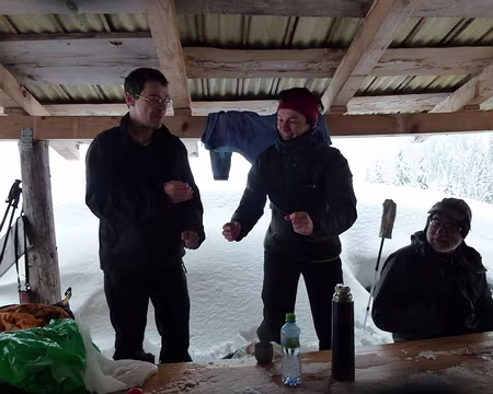 PXL050 L'un débouche la bouteille pendant que l'autre tient prêtes les flûtes. Une si bonne surprise fait venir le sourire sur tous les visages.