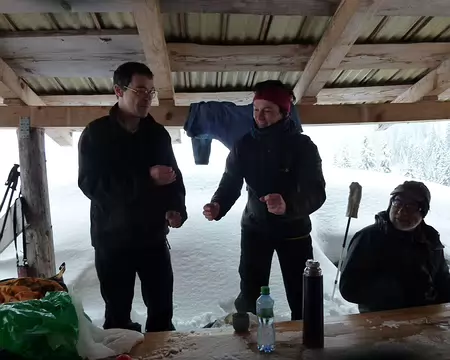 PXL050 L'un débouche la bouteille pendant que l'autre tient prêtes les flûtes. Une si bonne surprise fait venir le sourire sur tous les visages.