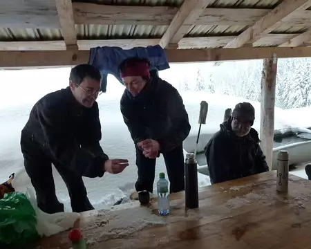 PXL052 Un dernier verre pour Jean-Charles. Le champagne est excellent et nous nous réjouissons tous d'une telle fin d'année!