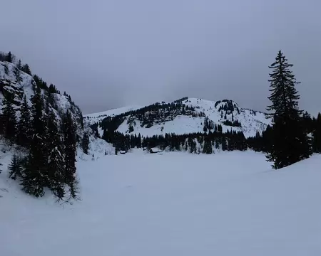 PXL061 L'hôtel, sa salle de bal à gauche et le lac des Chavonnes, vue d'ensemble