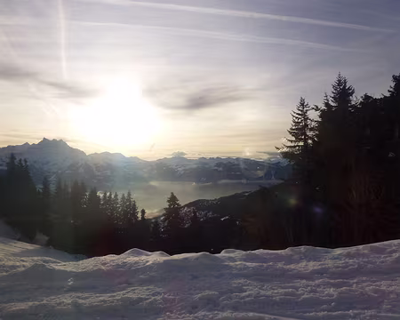 PXL080 Derniers feux, dernières neiges, vue du tortillard qui nous ramène à Villars-sur-Ollon