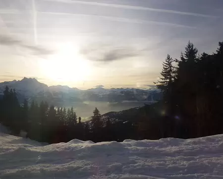 PXL080 Derniers feux, dernières neiges, vue du tortillard qui nous ramène à Villars-sur-Ollon