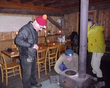 016 Arrivé à la cabane du Creux Devant, il faut faire le feux...