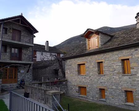 002 Nerin, dont de nombreux toits sont embellis de 