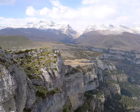 008 Vue impressionnante sur le vaste canyon d'Aniscle. Au fond, enneigé, le massif du Mont-Perdu.