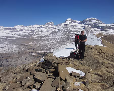 021 Sur la Sierra Custodia. Au fond, le Mont Perdu (sommet du milieu).