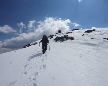 027 Au bout de la crête, descente enneigée. Mais les raquettes restent encore fixées aux sacs à dos...