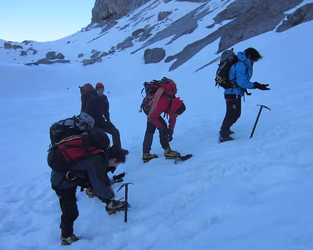 033 Plus question de raquettes, désormais. Il faut sortir les crampons.