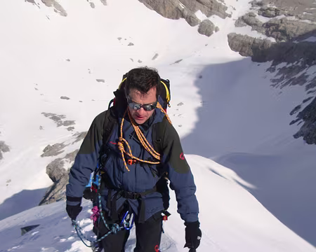 036 Encordement fixé, piolet sorti, en avant.