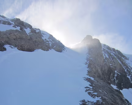 037 Ca souffle très fort, en haut du couloir.