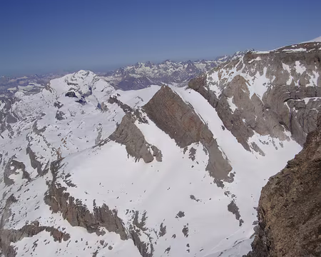 042 Le vent est trop fort et a formé des plaques en haut du couloir. Trop risqué. Nous faisons demi-tour à 70m sous le sommet.