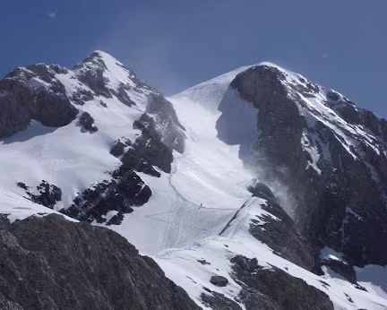 047 Un dernier coup d'œil vers la Esupidera, qui a été fidèle à sa réputation : les conditions d'ascension sont rarement idéales.