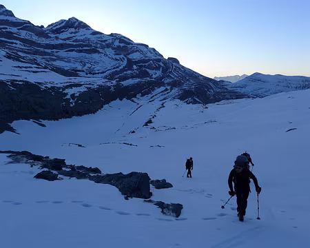061 Paysage enneigé, avant le lever du soleil.