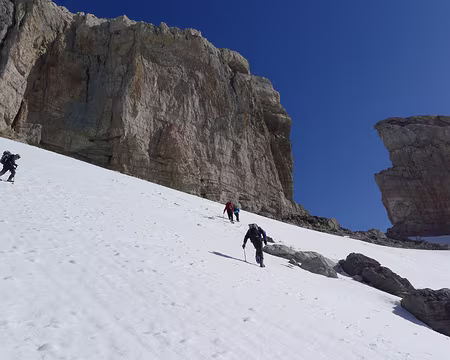 072 Neige dure et pente raide pour monter à la brèche.