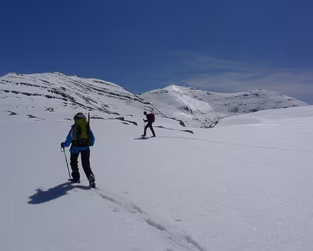 081 La neige a bien fondue depuis ce matin. Mais les crampons restent encore préférables aux raquettes.