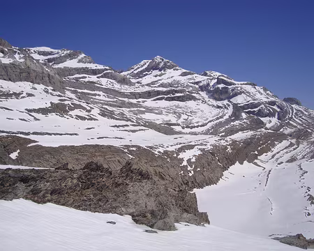 083 Le Mont Perdu, au fond et au centre, avec son couloir vu de côté.