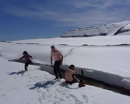 086 ... pour se débarbouiller ! Oui Céline, la neige est un peu froide quand on est pied nu dedans !
