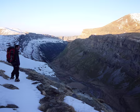 088 5ème jour. Sur les terrasses enneigées dominant le canyon d'Ordessa.