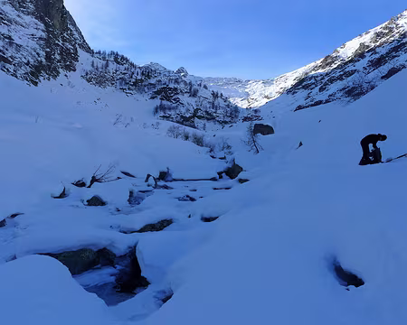 PXL015 Redescente du vallon. Le soleil s'éloigne définitivement.