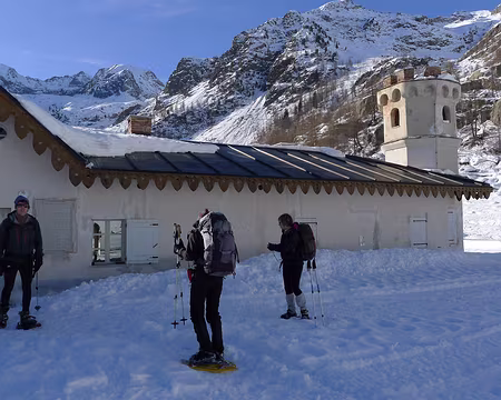 PXL028 L'entrée du refuge.