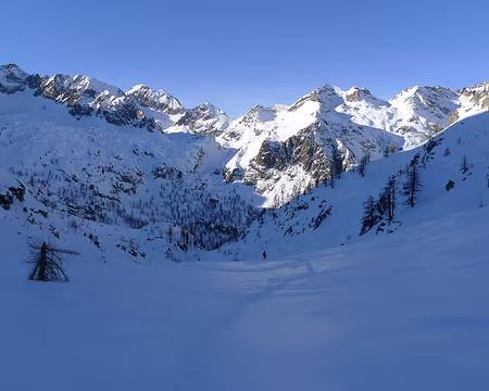 PXL054 Ciel bleu et neige bleutée.