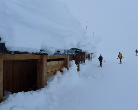 PXL006 Une épaisse couche de neige repose encore sur le toit du refuge.