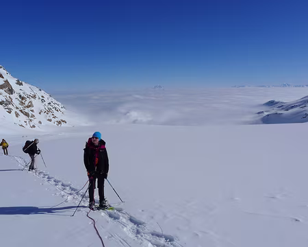 PXL007 Le lendemain, après une longue progression dans le brouillard, nous perçons le plafond nuageux.