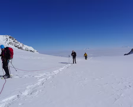 PXL009 Au fond, le massif du Mont-Blanc semble flotter sur la mer de nuages.