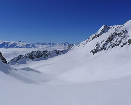 PXL012 ... et première vue vers le versant sud. En bas, le glacier de Quirlies.