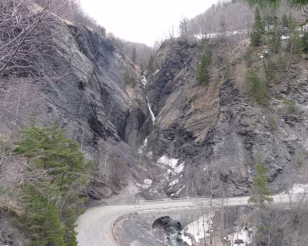 PXL037 La petite route qui monte à Besse-en-Oisans.