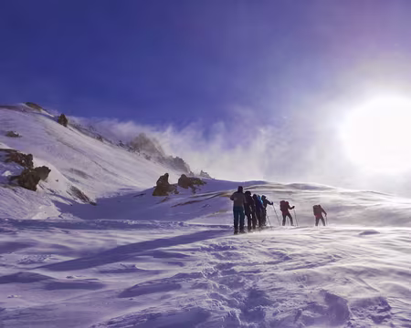 PXL046 Arrivée au Col de l'Izoard (2360 m) par un vent piquant.