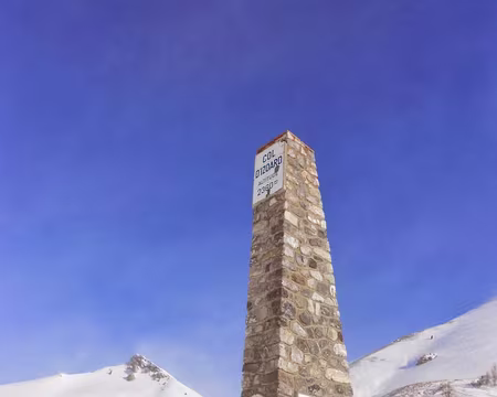 PXL047 Mémorial du Col de l'Izoard élevé en 1934 à la mémoire du Général-Baron Berge qui a construit la route en 1893-97.