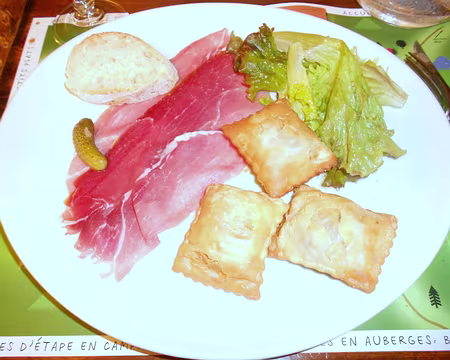 PXL063 Assiette Haute-alpine composée de jambon et tourtons à la pomme de terre et aux épinards. Excellent séjour à raquettes proposé par Jean-Charles, Martine, Maxime...