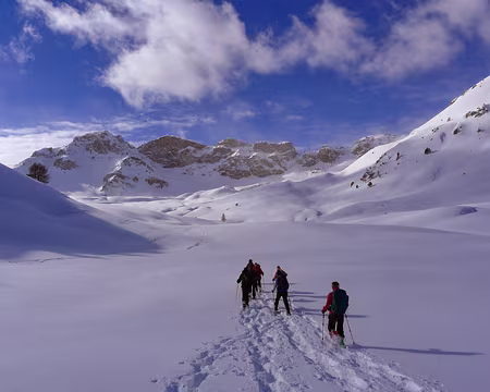 PXL004 La crête des Buguet ferme l'horizon, à l'ouest des chalets d'Izoard.