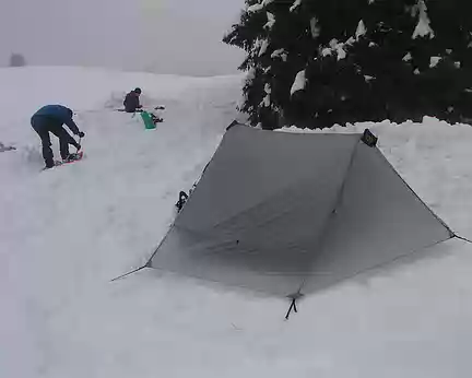 PXL008 la tente d'Olivier ; à l'arrière plan, Henri et Annick construisent leur trou à neige ; il y a environ une profondeur de 1,20m de neige à cet endroit
