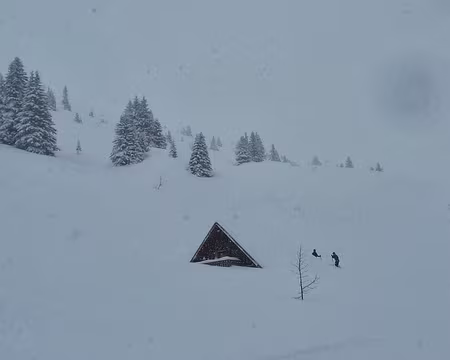 PXL003 Exploration des alentours pour se mettre à l'abri en attendant le gardien qui galère avec sa moto-neige