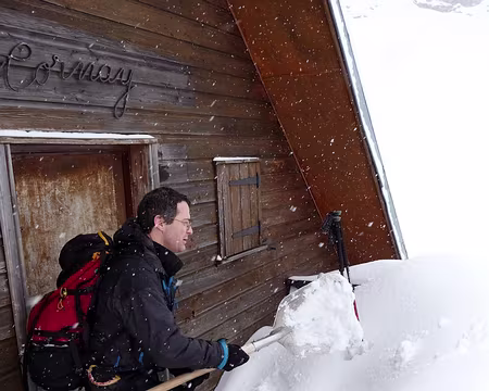 PXL005 Déblayage pour entrer dans le refuge de Tornay
