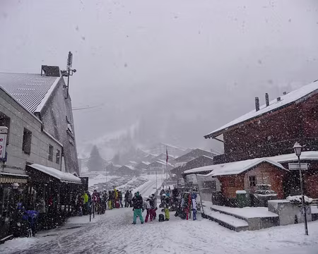 PXL052 J3 - La neige tombe à Champéry (les Portes du Soleil) : Risque avalanche 4/5